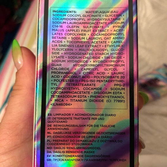 Glamglow facial cleanser - Picture 3 of 5